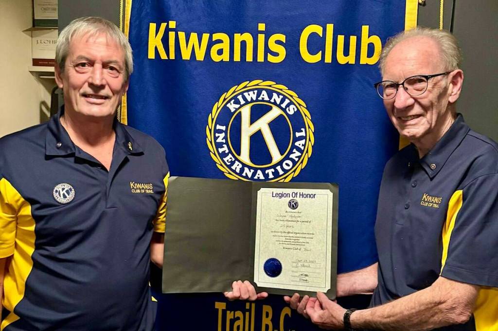Chris Vlanich presents Wayne Hodgson, 25-year member, with the Kiwanis “Legion Of Honor” at the recent annual general meeting.